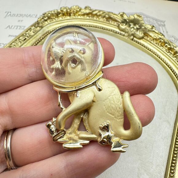 Vintage Gold Tone Danecraft Kitty Cat Fish Dome Bowl Brooch Pin - Picture 2 of 6